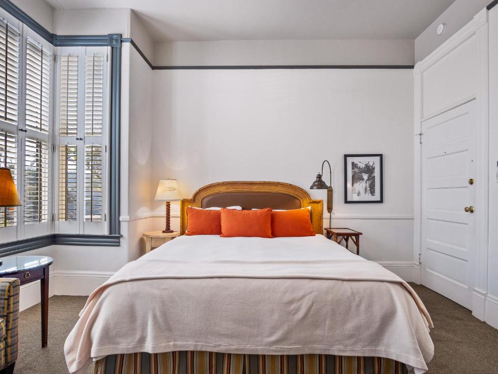 Queen Room interior